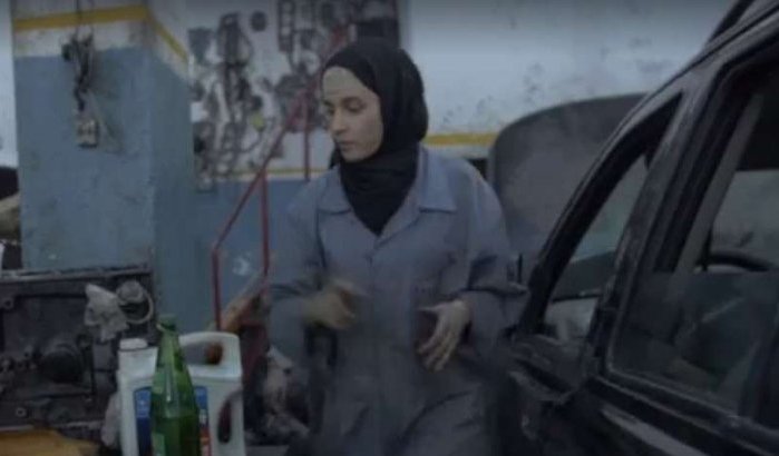Vrouwelijke automonteur in Tetouan maakt veel indruk (video)