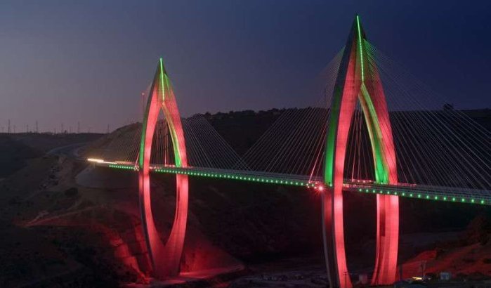 Tuibrug Rabat kleurrijk aangelicht (foto's)