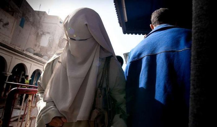 Vrouw in Marokko valt jonge vrouwen zonder hoofddoek met mes aan