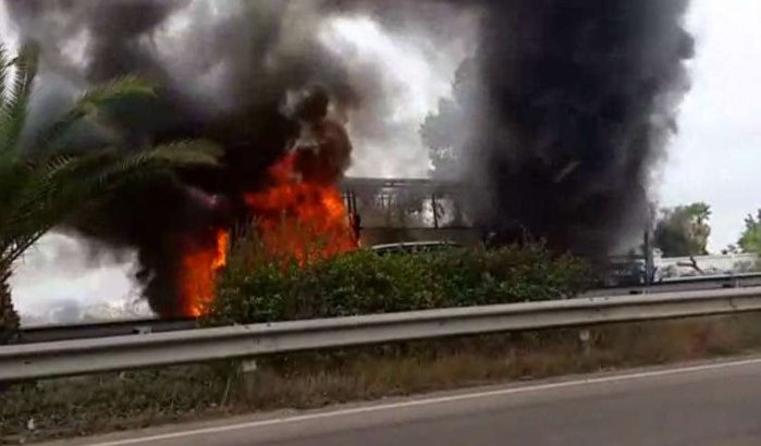 Bus vliegt in brand op snelweg Casablanca 