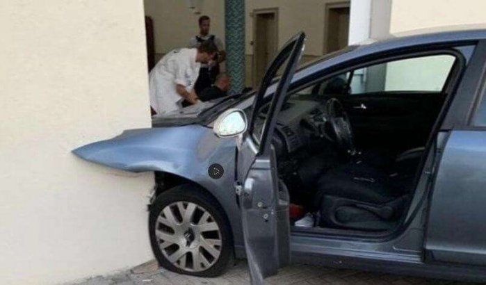 Auto rijdt op moskee in in Frankrijk (video)