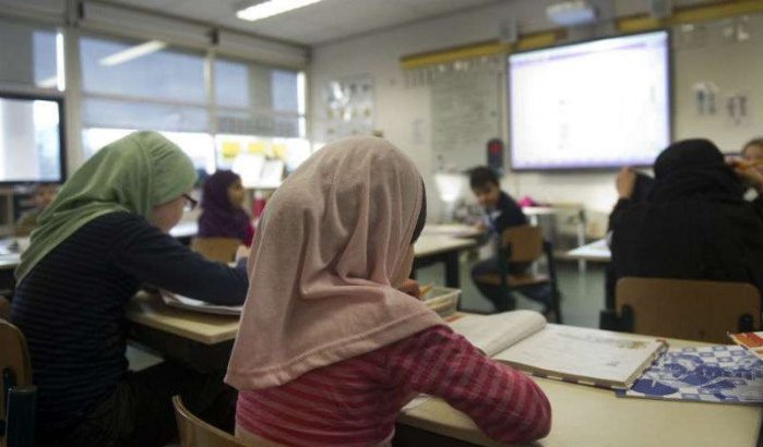 500 euro voor moslima die school aanklaagde na schoolfoto op Offerfeest