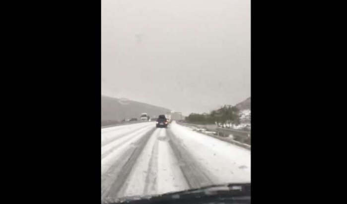 Nog nooit gezien: snelweg Marrakech-Agadir onder laag sneeuw (video)