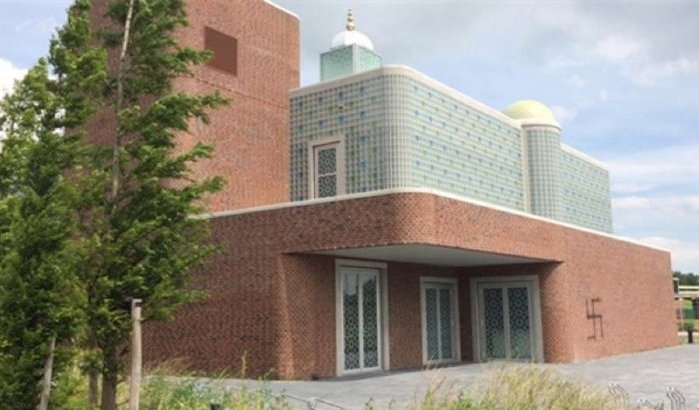 Marokkaanse moskee beklad met hakenkruis in Almere