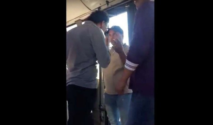 Buscontroleur in Marokko mishandelt passagier die geen kaartje heeft (video)