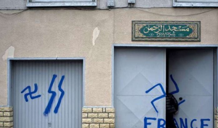 Man opgepakt die hakenkruizen op moskee tekende