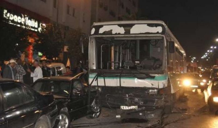 Bus ramt zestien geparkeerde auto's in Casablanca