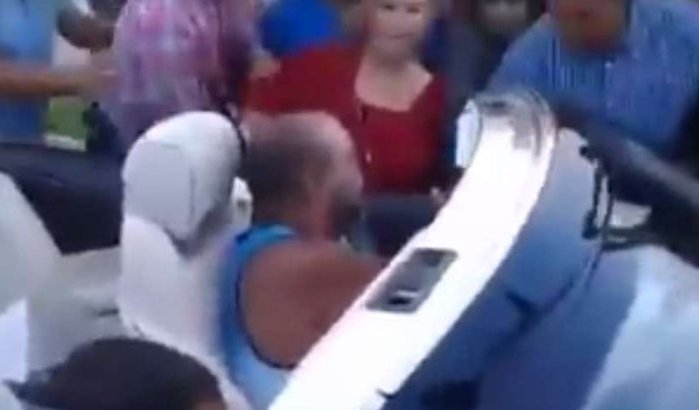 Koning Mohammed VI stopt voor babbeltje met fans (video)