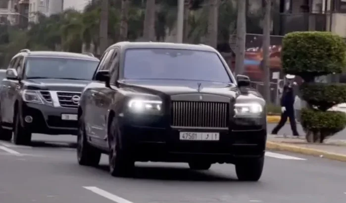 Koning Mohammed VI in zijn auto gespot in Casablanca (video)