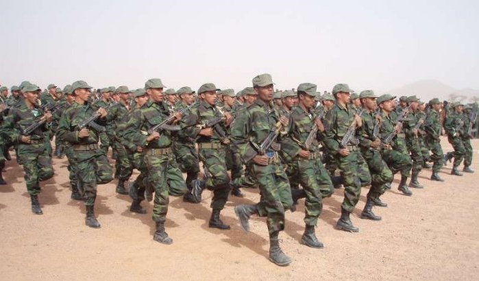 Marokkaanse studenten neem deel aan militaire kamp Polisario