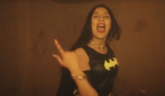 Marokkaanse Oumaima brengt nieuwe rapsong uit (video)