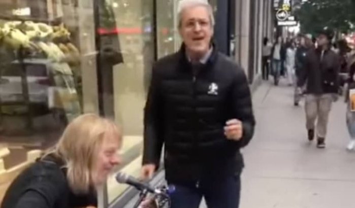Prins Moulay Hicham danst op muziek straatmuzikant (video)