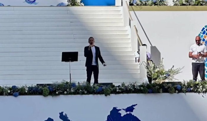 Marokkaanse komiek Gad Elmaleh spreekt tijdens de mis van Paus Franciscus