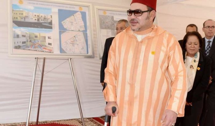 Koning Mohammed VI met kruk op officiële ceremonie