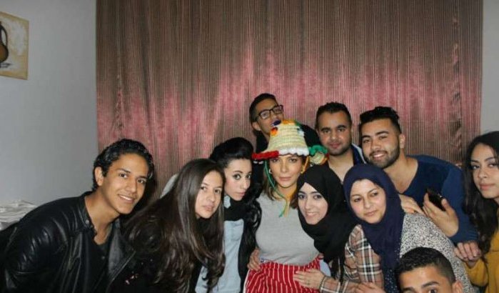 Syrische diva Assala Nasri met fans op de foto in Tetouan