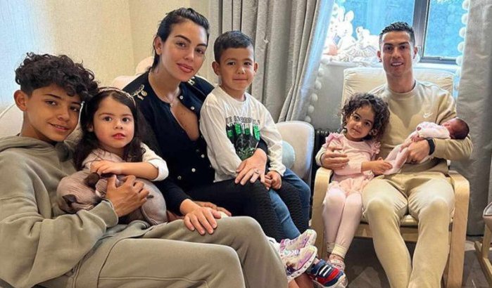 Cristiano Ronaldo's zoon spreekt Arabisch en is hit op internet (video)