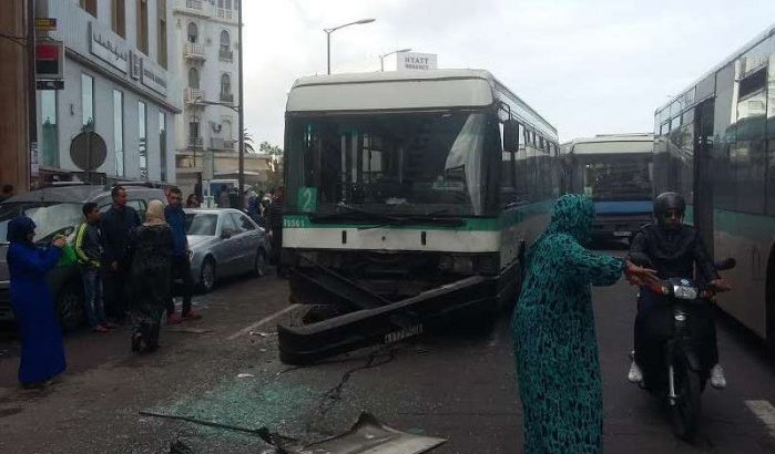 Oncontroleerbare bus veroorzaakt kettingbotsing in Casablanca (foto's)
