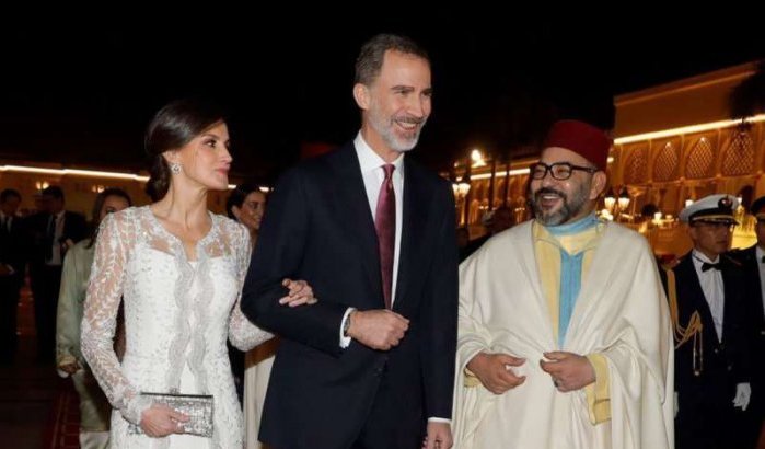 Galante Koning Mohammed VI geeft burnous aan Spaanse koningin