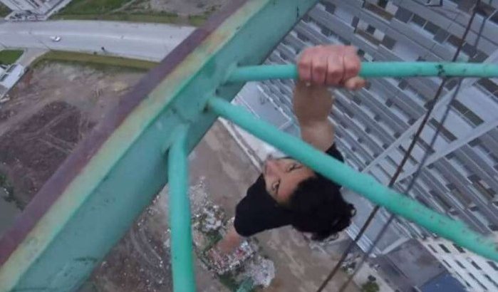 Marokkaanse Spiderman deelt beelden van halsbrekende stunts op kraan in Tanger (video)