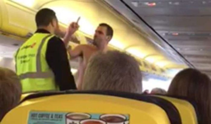 Noodlanding toestel Ryanair in Marrakech door halfnaakte man (video)
