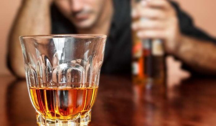 Marokkaanse docent drinkt fles whisky leeg in klas