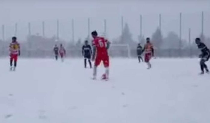 Voetbalwedstrijd in de sneeuw... in Marokko! (video)