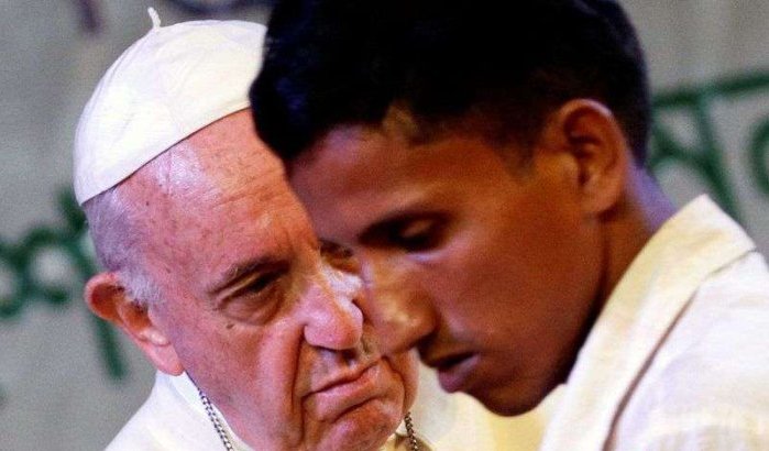Paus Franciscus helpt Marokkanen