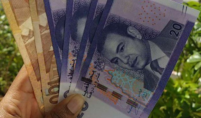 Geld valt uit lucht in Fez