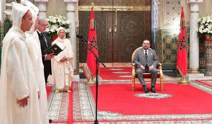 Handkus aan Koning Mohammed VI verboden door coronavirus