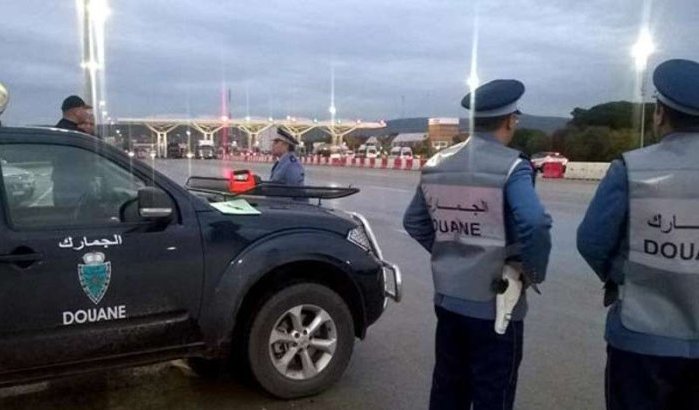 Douanier geschorst die buspassagiers in Tetouan beledigde