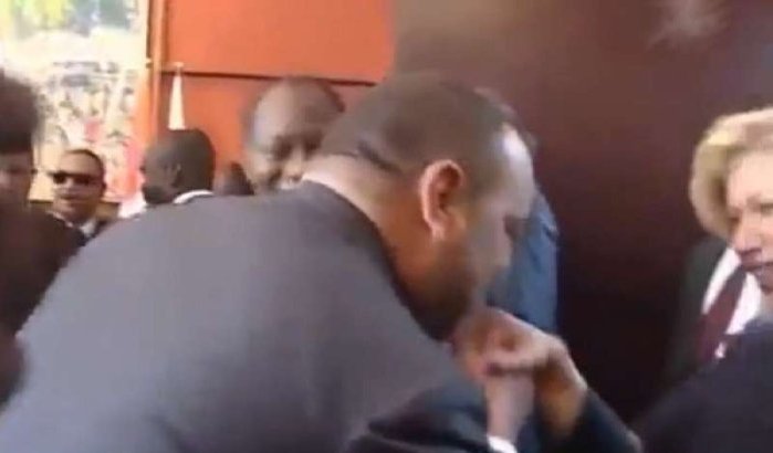 Koning Mohammed VI verrast met handkus aan eerste dame Ivoorkust