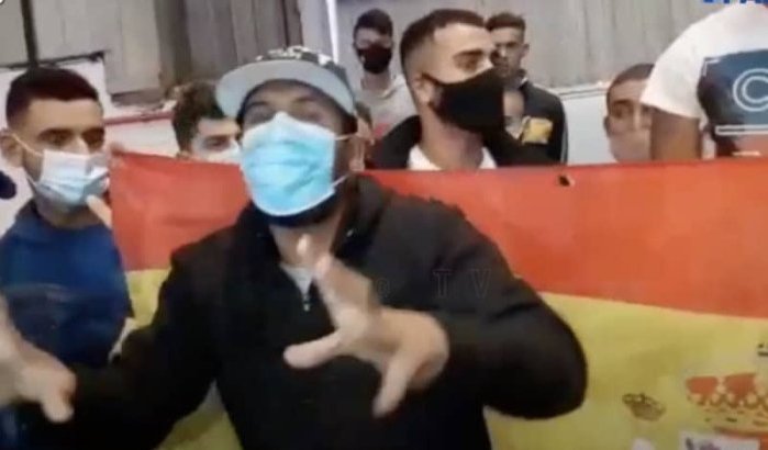 Marokkanen protesteren tegen repatriëring door met Spaanse vlag te zwaaien