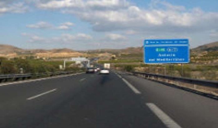 Marokkaans kind wandelt op snelweg in Spanje