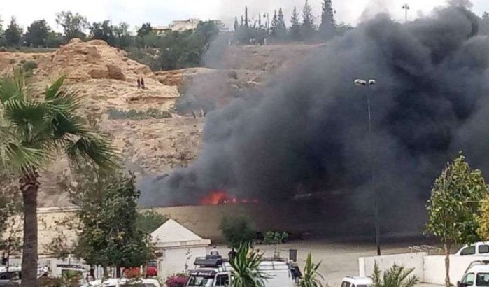 Bus in Fez in lichterlaaie (video)