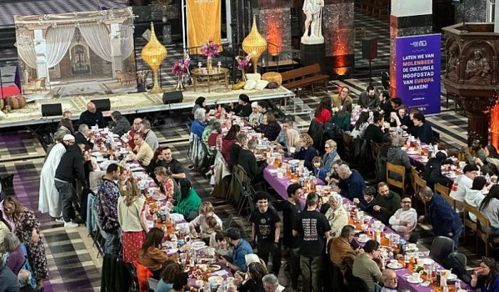 Honderden moslims, christenen en joden delen iftar in Belgische kerk