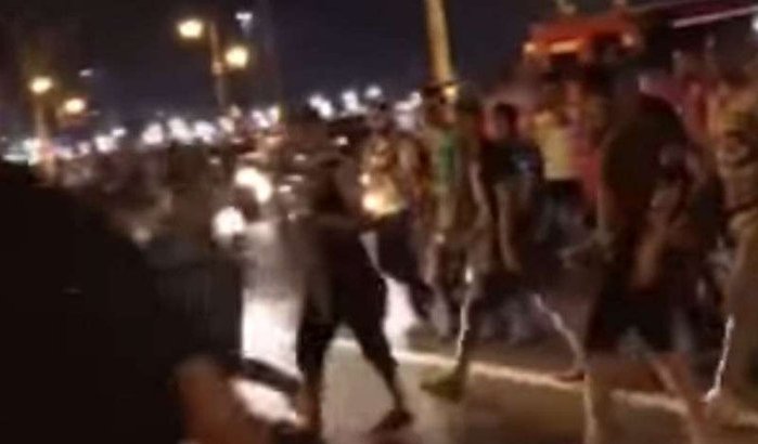 Jonge vrouw door tientallen mannen lastiggevallen in Tanger (video)
