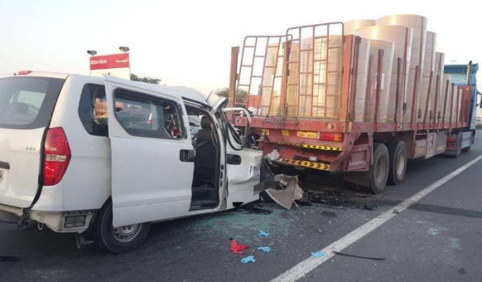 Dubai: zwangere Marokkaanse komt om bij verkeersongeval (video)