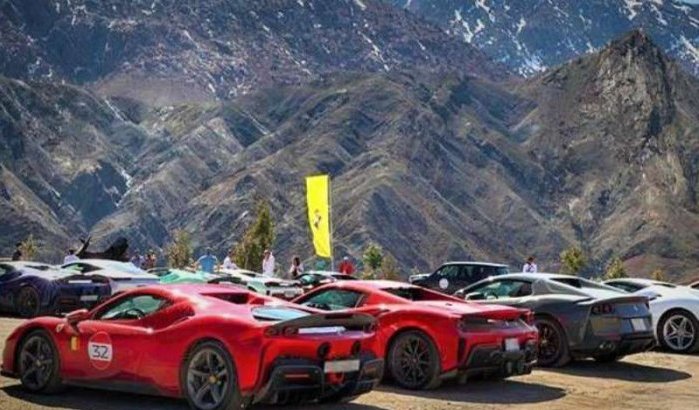 Roadtrip van 80 Ferrari's in Marokko (video)