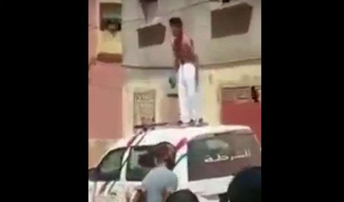 Jongen protesteert op dak politieauto in Berkane (video)