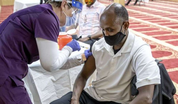 Rotterdamse artsen vaccineren in de moskee