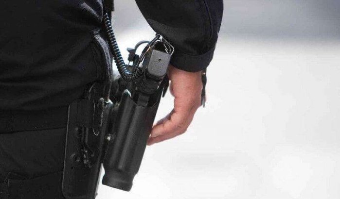 Casablanca: drugsdealer vlucht weg met wapen politieman