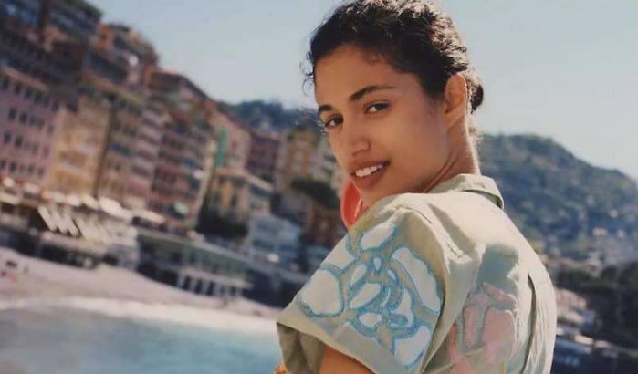 Marokkaans topmodel Malika El Maslouhi poseert voor Anthropologie