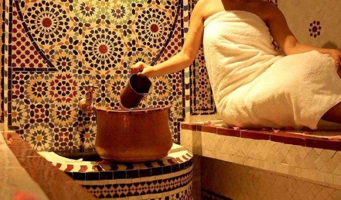 Gewapende man dringt hamam binnen in Casablanca