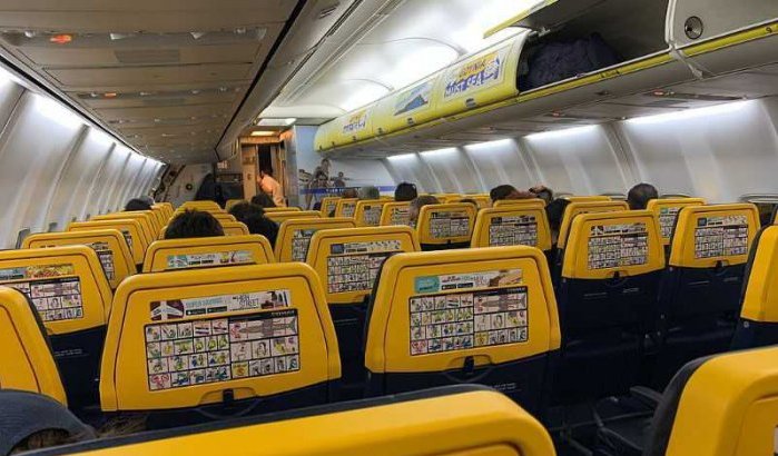 Hostess Ryanair verkoopt loterijkaartjes op vlucht Madrid-Tanger (video)
