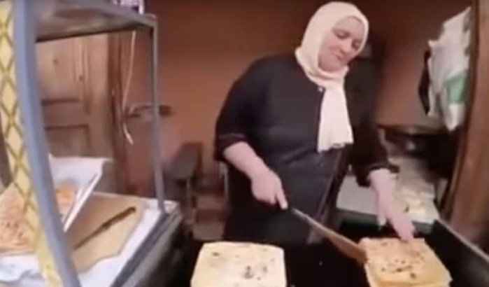 Marrakech: verkoopster maakt indruk op toerist met Engels (video)