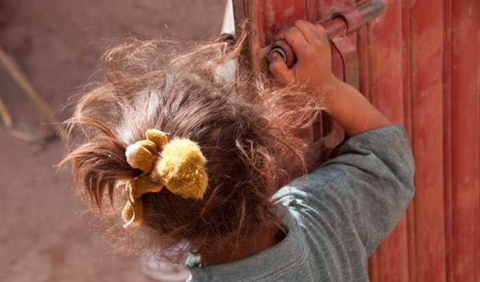 Achtergelaten zusjes overleven maanden alleen in Larache