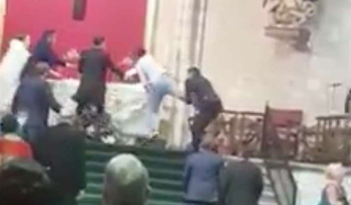Marokkaan zorgt voor chaos in Spaanse kerk (video)