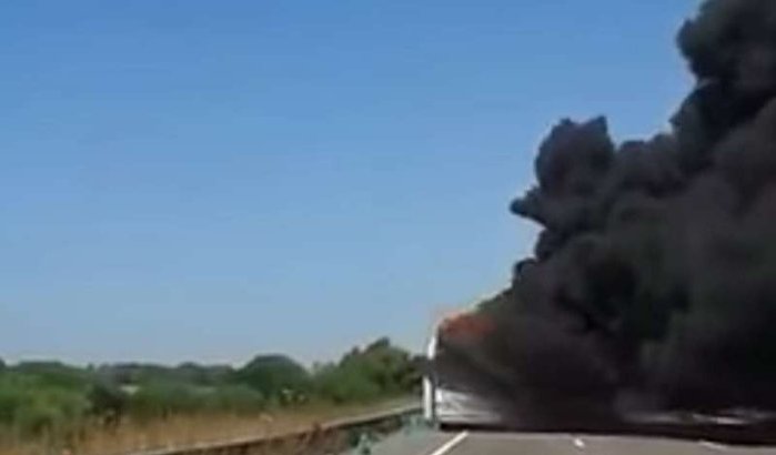 Bus brand uit op snelweg in Marokko