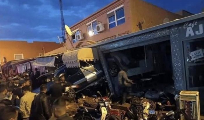 Auto rijdt terras café in, dode en gewonden in Marokko