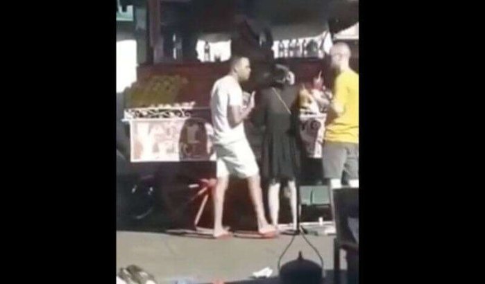Marokko: fruitsapverkoper gefilmd terwijl hij toeristen aanvalt (video)